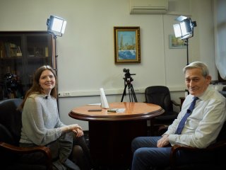 Корреспондент портала «Научная Россия» Янина Хужина и профессор Иван Бортник. Фото: Елена Либрик / «Научная Россия»