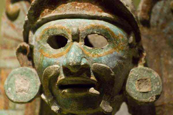 Погребальная маска майя. Чем выше статус покойника, тем красивее и богаче была его маска.