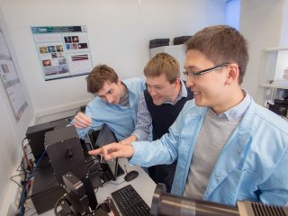 Физики нашли способ создать компактный плазмонный генератор для оптоэлектронных схем