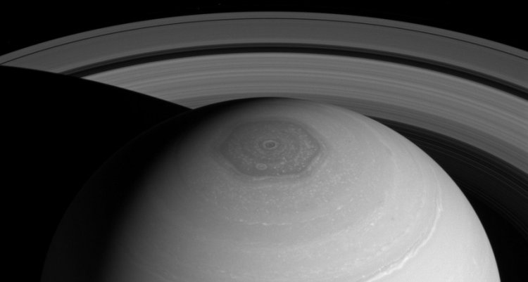 Ученые обнаружили второй шестиугольной вихрь в атмосфере Сатурна