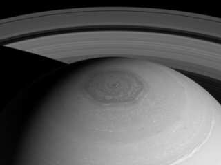 Ученые обнаружили второй шестиугольной вихрь в атмосфере Сатурна