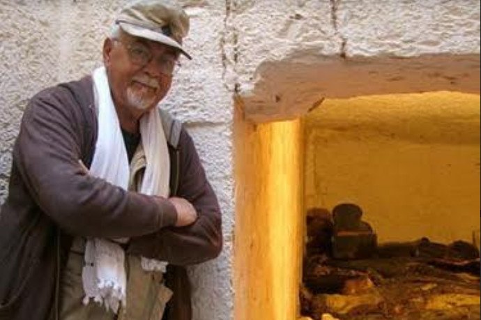 Доктор Отто Шейден стоит у входа в КВ-63. Фото Хизер Александер
