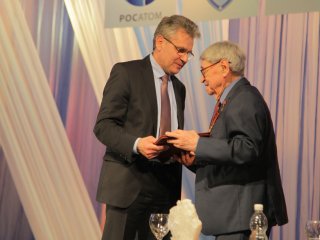 Президент РАН Александр Сергеев поздравляет Юрия Трунева с 90-летием