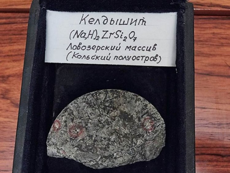 Экспонат в Мемориальном музее М. Келдыша. Келдышит - редкий минерал.  Источник фото: Архивы РАН