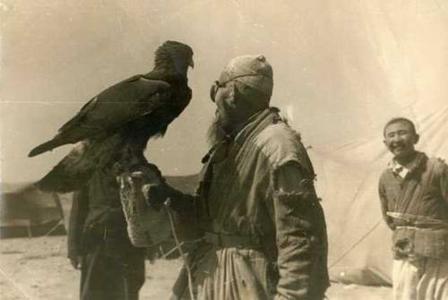 Бекдилля – первый проводник С.П. Толстова по пустыне с ручным охотничьим беркутом.
