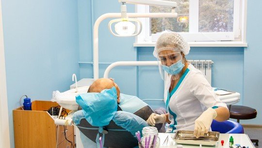 Эффективность нового покрытия для эмали ученые проверили на настоящих здоровых зубах. Фото: Данил Илюхин