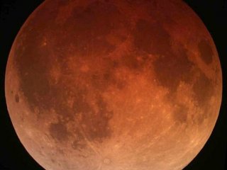 https://commons.wikimedia.org/wiki/File:Lunar_eclipse_October_8_2014_California_Alfredo_Garcia_Jr_mideclipse.JPG#file