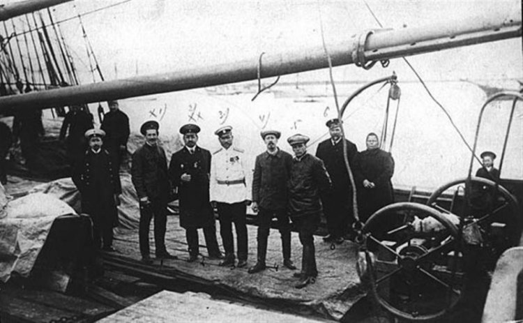 Георгий Седов (в белом кителе) с командой на палубе «Святого Фоки» перед отходом из Архангельска. 1912 г. 