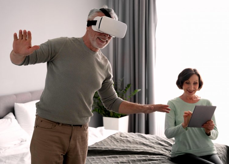 Применение технологий виртуальной реальности — перспективный метод борьбы с последствиями инсульта. Фото: freepik / фотобанк Freepik 