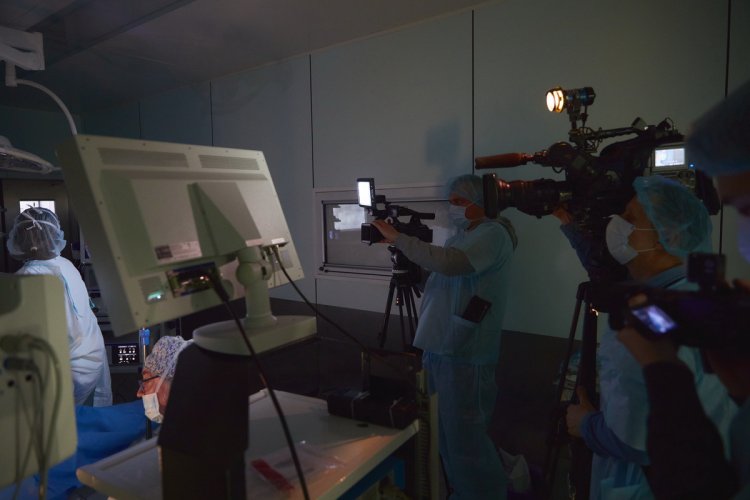 Представители СМИ ведут съемку операции.Фото: Елена Либрик / «Научная Россия»