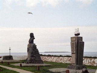Памятники Витусу Берингу и его команде на Командорских островах.  © Игорь Вайнштейн/ТАСС