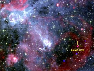 Изображение неба, показывающее область вокруг ASKAP J1832-0911. Рентгеновские снимки от обсерватории НАСА «Чандра», радиоданные от южноафриканского радиотелескопа MeerKAT. Фото: Ziteng (Andy) Wang, ICRAR