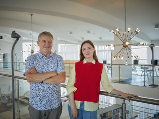 К.ф.-м.н. Владислав Щеславский и корреспондент портала «Научная Россия» Янина Хужина. Фото: Елена Либрик / «Научная Россия»
