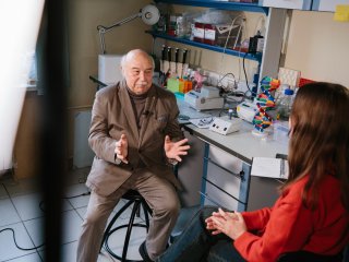 Член-корреспондент РАН Сергей Разин и корреспондент «Научной России» Янина Хужина. Фото: Ольга Мерзлякова / «Научная Россия»