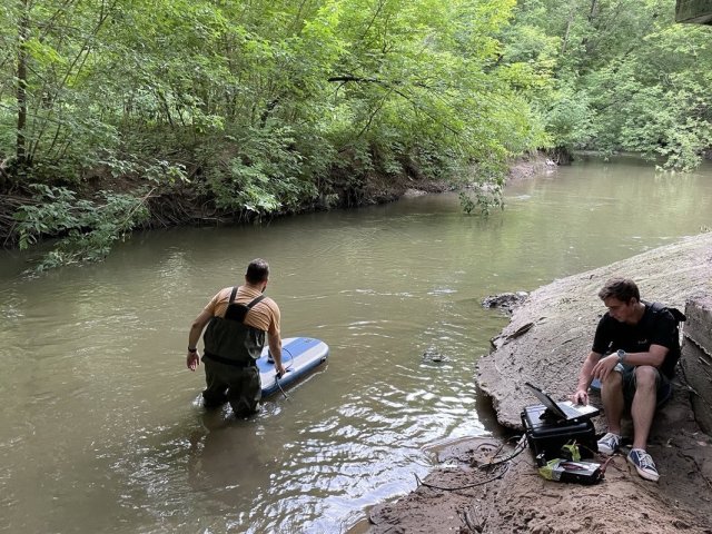Проведение гидрологических исследований в русле реки Сетунь в разные фазы водного режима. Фото предоставлено Ириной Денисовой