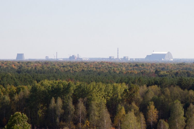 Пожарная вышка на станции Масаны, откуда видно Чернобыльскую атомную электростанцию