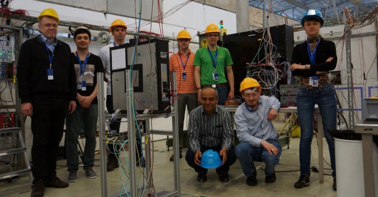Микаэль Дюрен (слева) с командой исследователей на испытаниях DIRC в ЦЕРН.