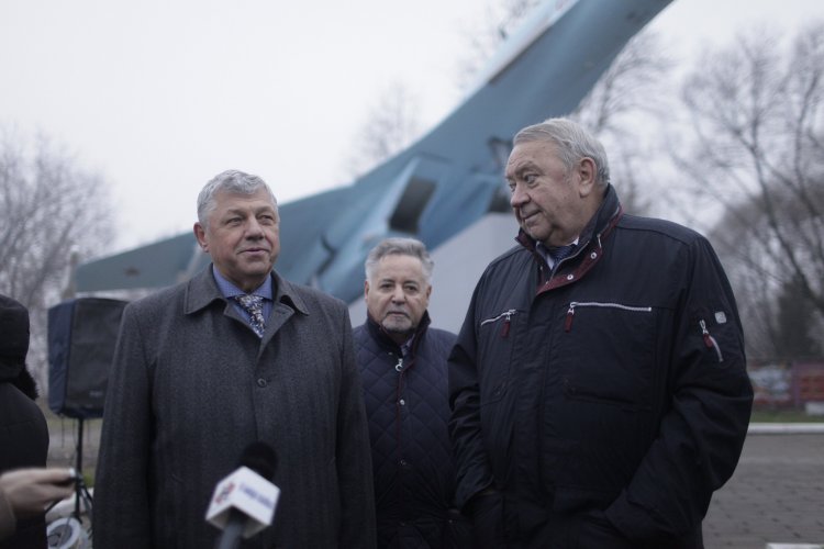 Президент РАН Владимир Фортов подарил Ногинску самолет СУ-27