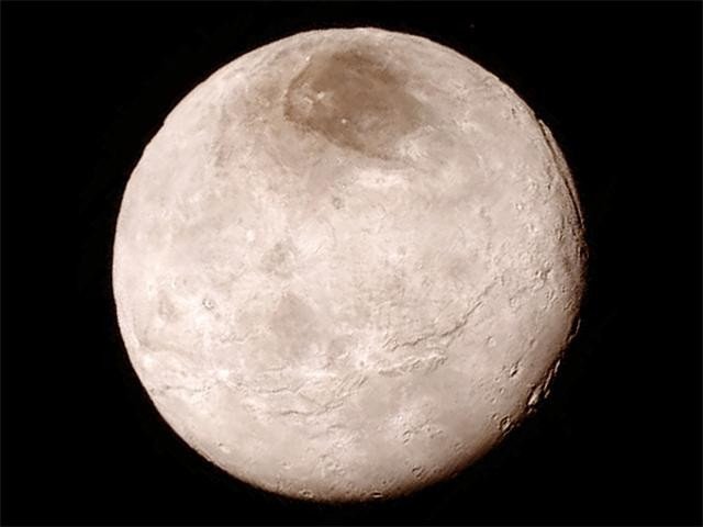 Плутон подкрашивает свою луну в красноватый цвет