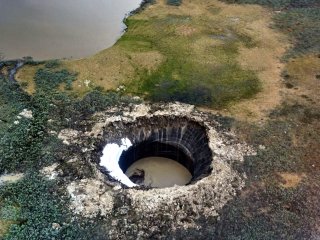 Ямальский кратер, 15 июля 2015. Фото: Руслан Аманжуров/Buldovicz, S.N., Khilimonyuk, V.Z., Bychkov, A.Y. et al. Cryovolcanism on the Earth: Origin of a Spectacular Crater in the Yamal Peninsula (Russia). Sci Rep 8, 13534 (2018)