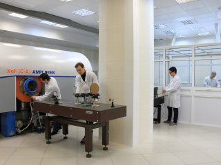В лаборатории газовых лазеров ИСЭ СО РАН на установке THL-100. Фото предоставлено ИСЭ СО РАН