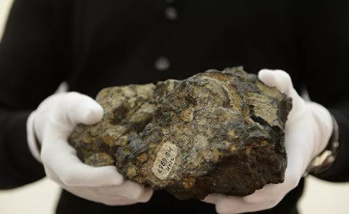 Ученые РФ совместно с коллегами из-за рубежа обнаружили неизвестную на Земле форму углерода в Челябинском метеорите
