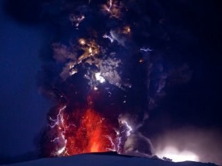 2. При извержении вулкана также можно наблюдать разряды молний