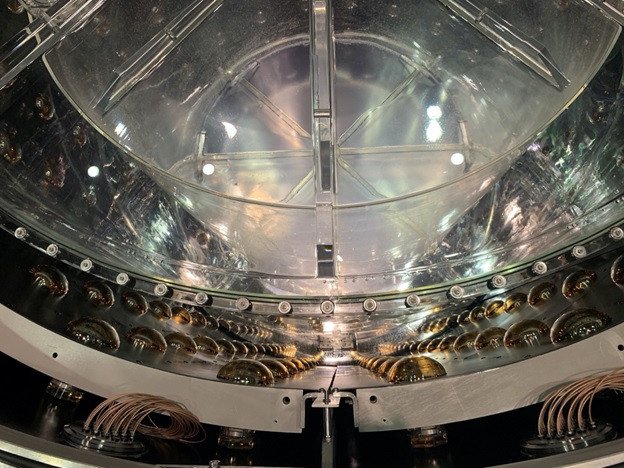 Внутри одного из восьми детекторов эксперимента Daya Bay