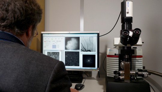 Исследователи вуза занимаются проверкой опытных образцов кристаллов. Фото: пресс-служба УрФУ