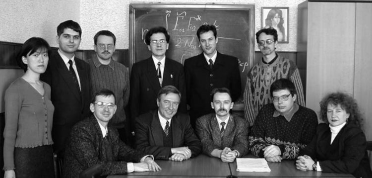 Профессор Ю.Н. Кульчин со своими учениками, г. Владивосток, 2001 г.