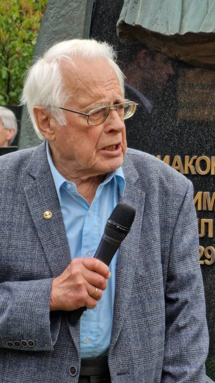 Академик М.Я. Маров делится воспоминаниями о В.Е. Фортове