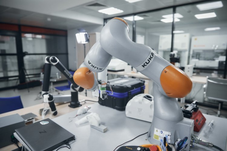 Промышленный робот-манипулятор KUKA, приспособленный для 3D-печати