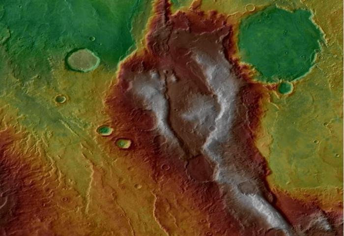 Рисунок 1. Топографические данные наложены на данные инфракрасного изображения, показывающие сложные тектонические структуры и вулканические отложения в регионе Эридания на Марсе. Теплые цвета указывают на большую высоту