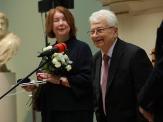 Лауреатов премии OGANESSON–2025 наградили в зале Микеланджело Пушкинского музея. Фото: Николай Малахин / Научная Россия