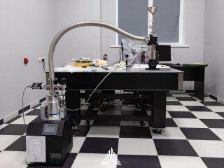 Оптический стол для измерений фотолюминесценции образцов с пневматической защитой от вибраций. Фото: Никита Севастьянов / Центр общественных коммуникаций ЮФУ
