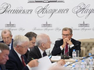 Президиум РАН заслушал доклады лауреатов Государственных премий в области науки и технологий 2025 г. Источник фото: Российская академия наук
