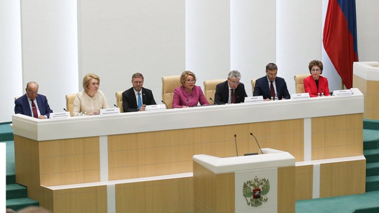 13 мая. Парламентские слушания.Фото пресс-службы Совета Федерации