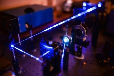 В России создан лазер со случайной распределенной обратной связью