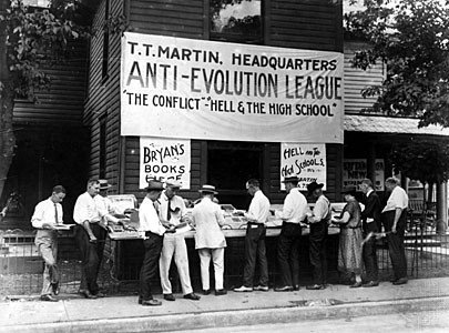 21 марта 1925 года. В Теннесси принят закон, запрещающий преподавать теорию эволюции
