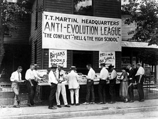 21 марта 1925 года. В Теннесси принят закон, запрещающий преподавать теорию эволюции