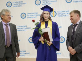 Александр Сергеев вручил дипломы выпускникам СахГУ…