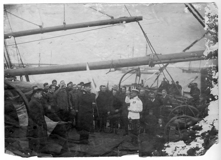 Седов Г. Я. и участники экспедиции с провожающими на палубе судна перед выходом в море