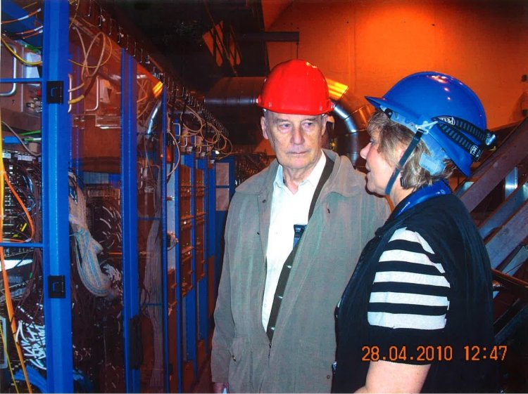 В.И. Ритус во время спуска в тоннель Большого адронного коллайдера в 2010 году