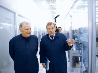 Г.Я. Красников и Ж.И. Алферов на заводе «Микрон»