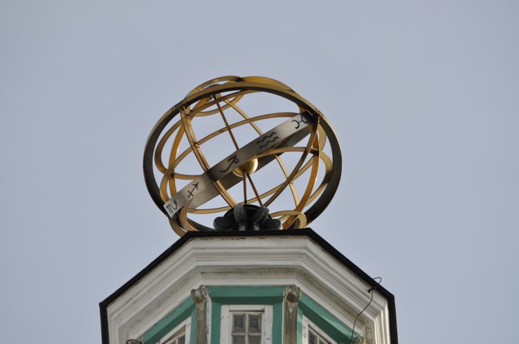 Армиллярная сфера на башне Кунсткамеры. Фото: Мария Лобкова / Wikimedia