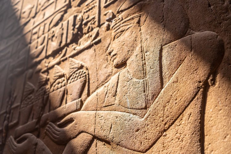 Гравюр на стенах луксорского храма. Источник: wirestock / Фотобанк Freepik