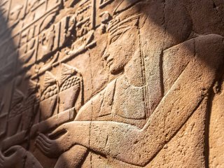 Гравюр на стенах луксорского храма. Источник: wirestock / Фотобанк Freepik