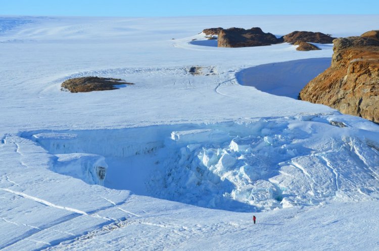 Провал на леднике в районе озера Долк. Источник: Сергей Попов