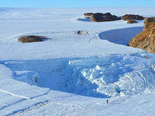 Провал на леднике в районе озера Долк. Источник Сергей Попов