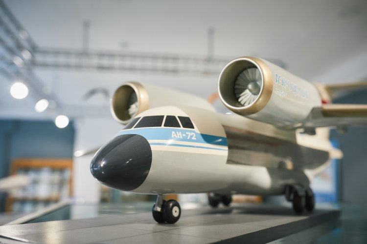 Модель самолета Ан-72